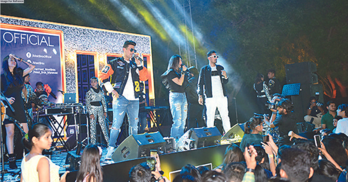 NRI Club-21 applicants groove to Bollywood numbers @ musical eve!